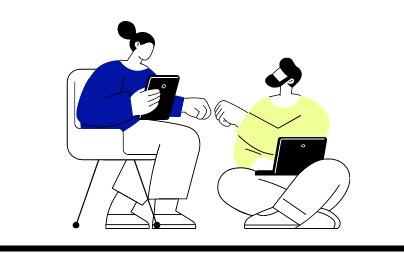 Eine Person mit blauem Oberteil und Tablet in der Hand sitzt auf einem Stuhl. Daneben sitzt eine andere Person mit gelbem Oberteil im Schneidersitz auf dem Boden mit einem Laptop auf dem Schoß. Beide Personen schauen sich an und legen je eine geballte Faust aneinander als Geste des Zusammenhalts.