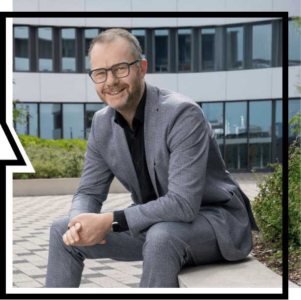 Lernen Sie uns kennen Ralf Capito vor Bürogebäude