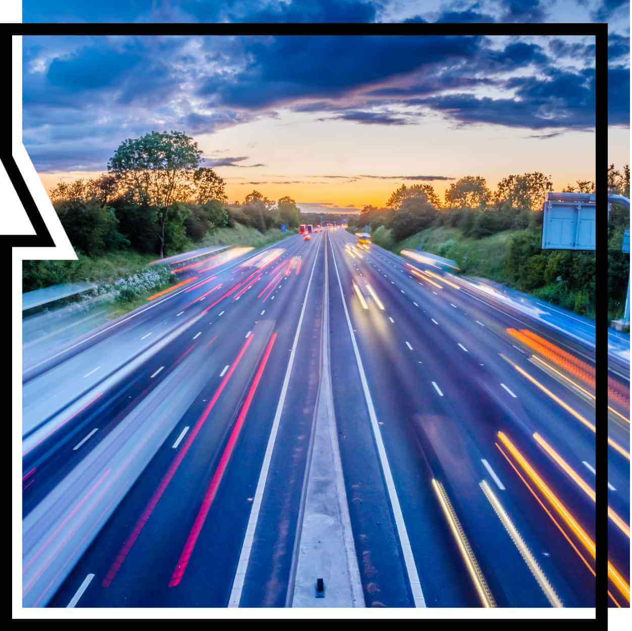 Sonnenuntergang an der Autobahn