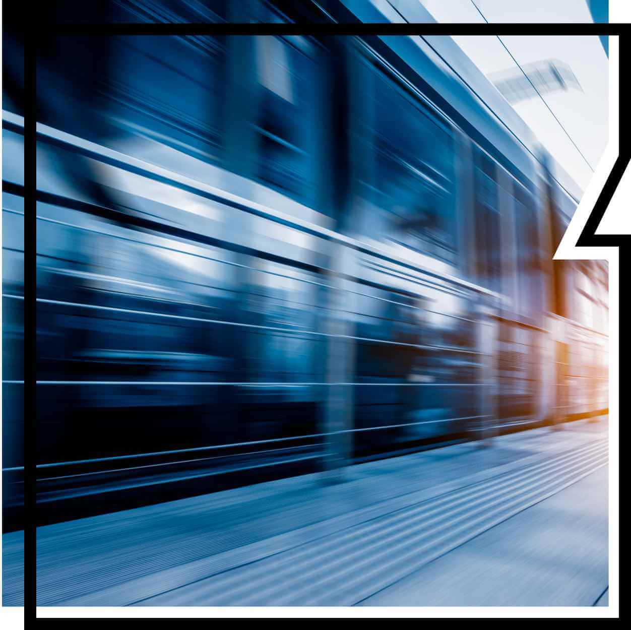 Beschleunigung an einem Bahngebäude